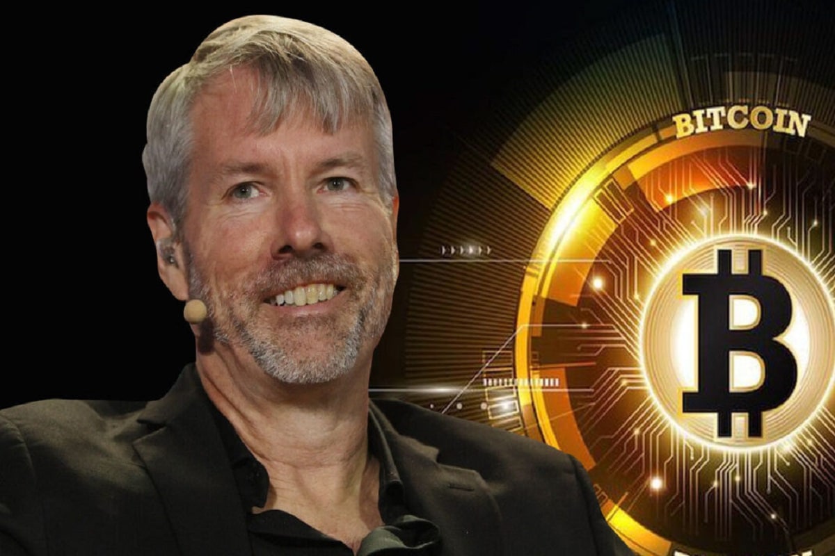 Michael Saylor wear black suit and smiling with background of Bitcoin logo